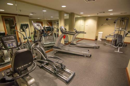 Hotel A118 - Studio Suite With Standard View, Sleeps 4, Has A Fireplace!
