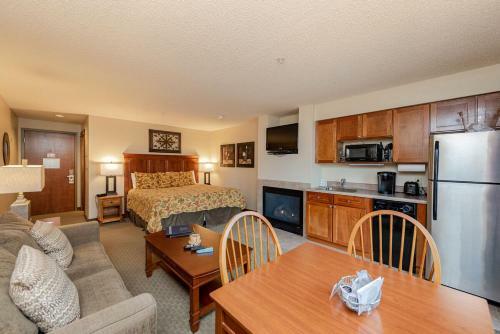 Hotel A123- Studio Lake View Suite, First Floor Unit, Has A Private Balcony!