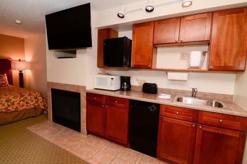 Hotel A124- Studio Standard View Suite, King Size Bed, Kitchenette, Free Wifi!