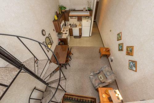 708h - Lakefront Studio Condo With Private Balcony, Free Wifi!