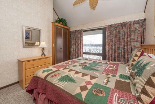 708h - Lakefront Studio Condo With Private Balcony, Free Wifi!