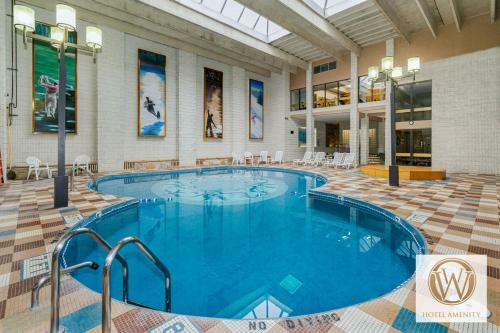 708h - Lakefront Studio Condo With Private Balcony, Free Wifi!