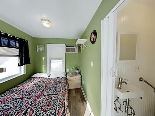 New Listing! Updated Apartment - Walk To Beach Apts