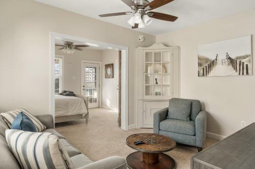 New Downtown Hideaway - 2 Blocks To Beach & Bay Home