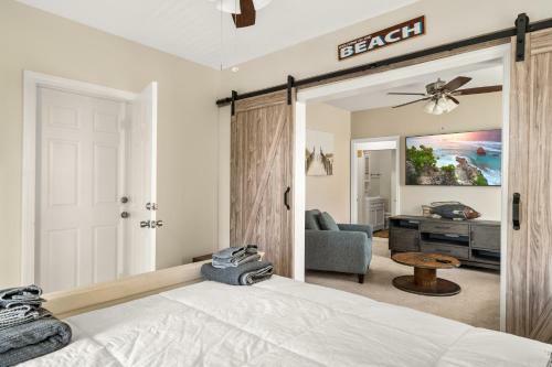 New Downtown Hideaway - 2 Blocks To Beach & Bay Home