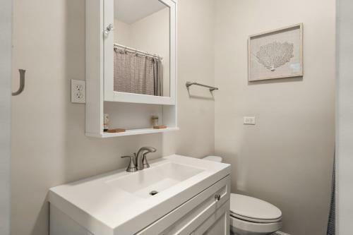 New Downtown Hideaway - 2 Blocks To Beach & Bay Home