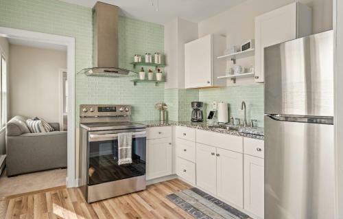 New Downtown Hideaway - 2 Blocks To Beach & Bay Home