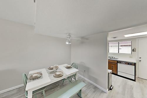 Apartamento Coastal Getaway With Pool - Stroll To Beach & Dining Condo