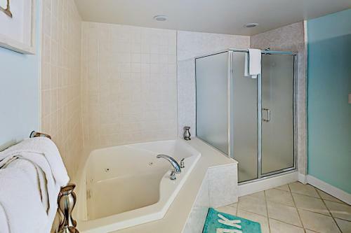 Apartamento Bayfront Condo With Pool & Balcony - Walk To Beach Condo