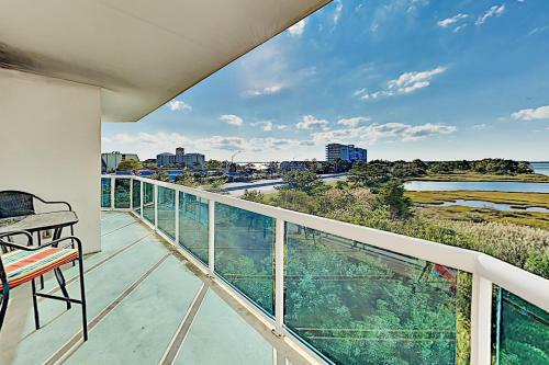 Apartamento Bayfront Condo With Pool & Balcony - Walk To Beach Condo