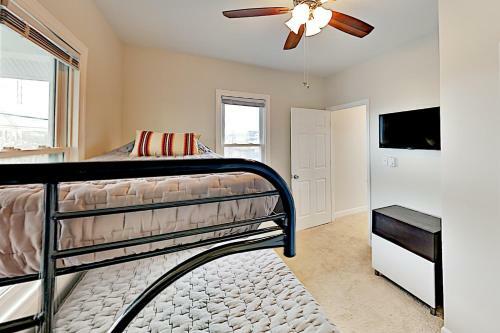 All-new Downtown Getaway - 2 Blocks To Beach & Bay Home
