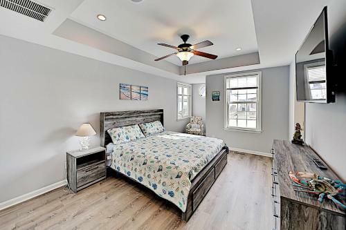 Canal-front Gem - 2 Pools, Private Dock, Boat Slip Home