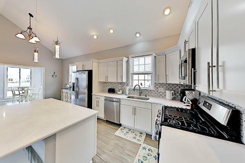Canal-front Gem - 2 Pools, Private Dock, Boat Slip Home