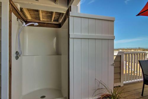 Apartamento Nautical Beachfront Condo With Deck And Ocean Views!