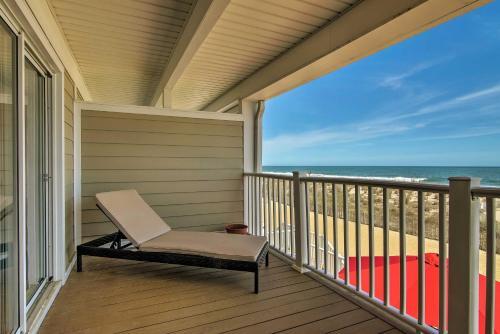 Apartamento Nautical Beachfront Condo With Deck And Ocean Views!