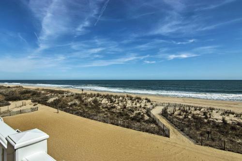Apartamento Nautical Beachfront Condo With Deck And Ocean Views!