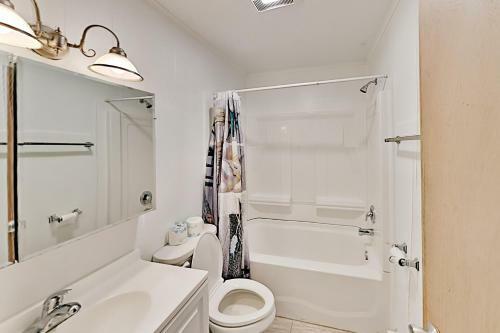 Apartamento Bayside Getaway With Pool - Walk To Beach & Dining Condo
