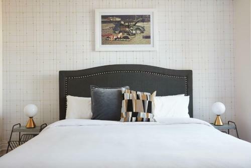 Evonify Stays - Theatre District Apartments