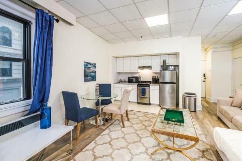 Evonify Stays - Theatre District Apartments
