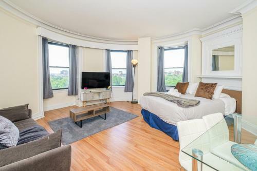 Evonify Stays - Theatre District Apartments