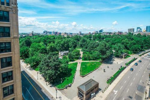Evonify Stays - Theatre District Apartments