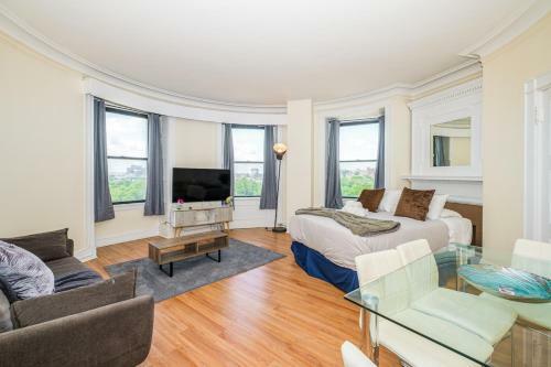 Evonify Stays - Theatre District Apartments