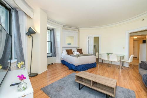 Evonify Stays - Theatre District Apartments