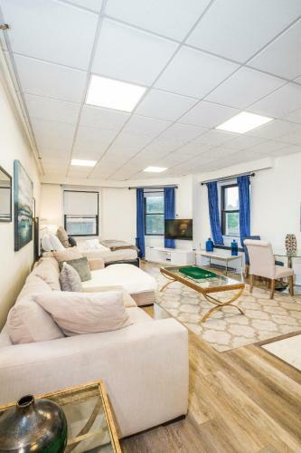 Evonify Stays - Theatre District Apartments