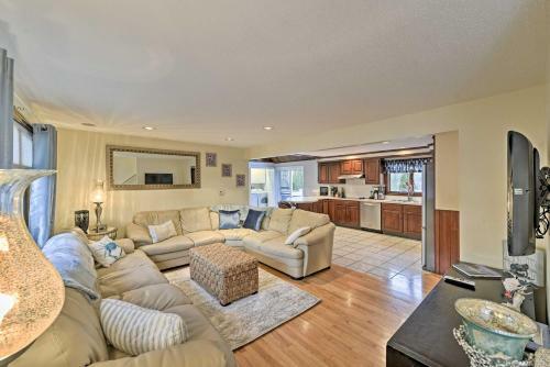 Bourne Home With Hot Tub And Deck, 10 Mins To Beaches!