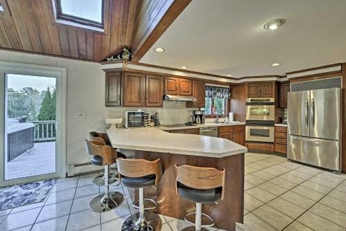 Bourne Home With Hot Tub And Deck, 10 Mins To Beaches!