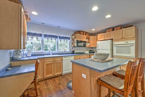 Nautical Bourne Apartment - 2 Mi To Monument Beach