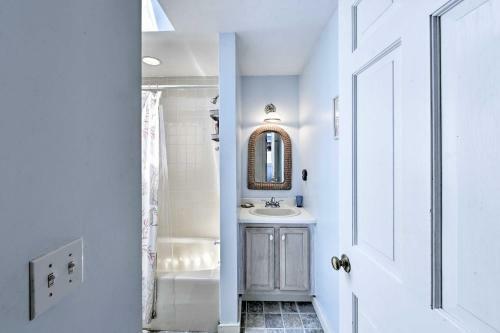Chilmark House With Sunroom On Marthas Vineyard