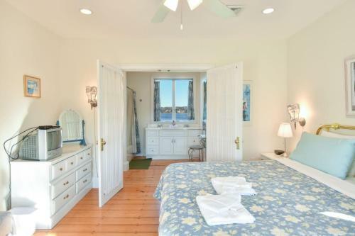 446 Waterfront Fun Awaits In This Huge Family Estate