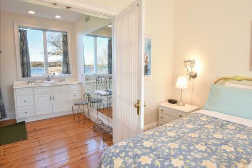 446 Waterfront Fun Awaits In This Huge Family Estate