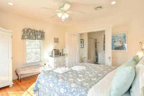 446 Waterfront Fun Awaits In This Huge Family Estate
