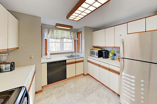 New Listing! Tranquil Home With Deck, Near Beach Home