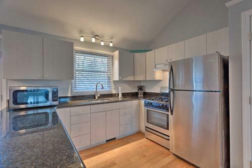 Quiet Cottage With Deck - 4mi To Beach And Shops!