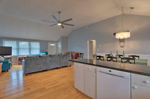 Quiet Cottage With Deck - 4mi To Beach And Shops!