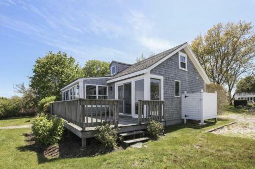 446d - Waterfront, Amazing Views, Large Deck, Close To Beaches And Town!