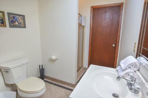 460 Waterfront Private Beach Wrap-around Deck Panoramic Views And Two Tv Rooms