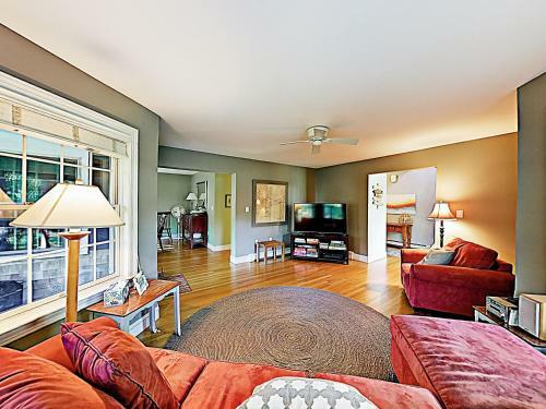 New Listing! Spacious Victorian - Walk To Beach Home