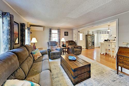 Island Breeze - Walk To The Beach & Downtown Home