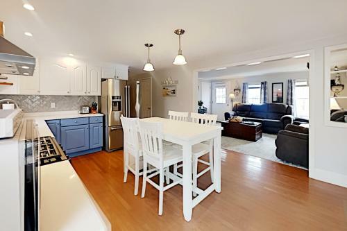 Island Breeze - Walk To The Beach & Downtown Home