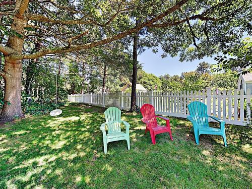 New Listing! Sunny Gem With Big Deck, Walk To Lakes Home