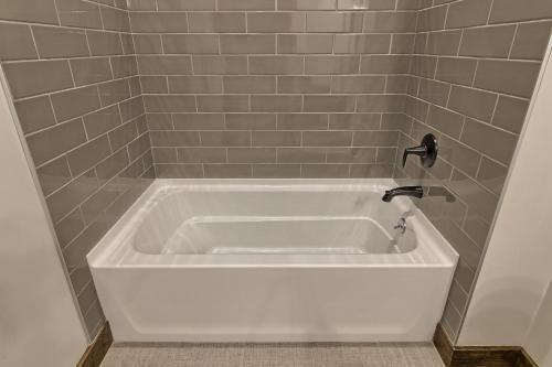 7325 Creekside Condo