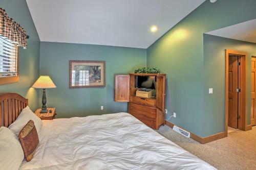 Boyne Falls Townhome With Forest Views-walk To Lifts!