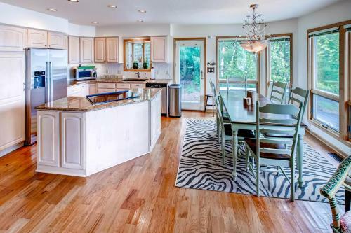 Lavish Charlevoix Home With Fire Pit On Lake Michigan
