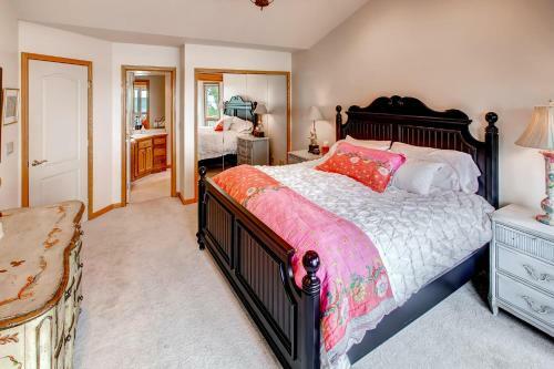 Lavish Charlevoix Home With Fire Pit On Lake Michigan