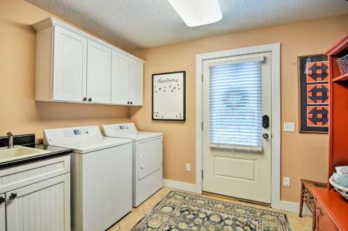 Downtown Home W/ Yard 0.4 Mi To Lake Michigan