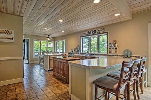 Lakefront Grand Haven House With Deck And Water Toys!